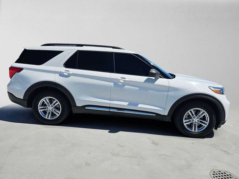 Used 2021 Ford Explorer XLT RWD image 2