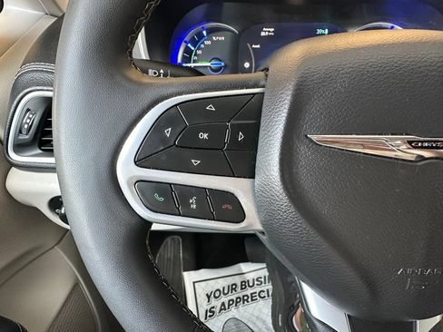 Certified 2024 Chrysler Pacifica Limited FWD image 3
