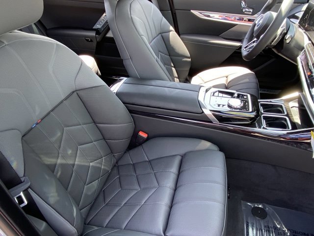 Used 2025 BMW 740i w/ Premium Package RWD image 11