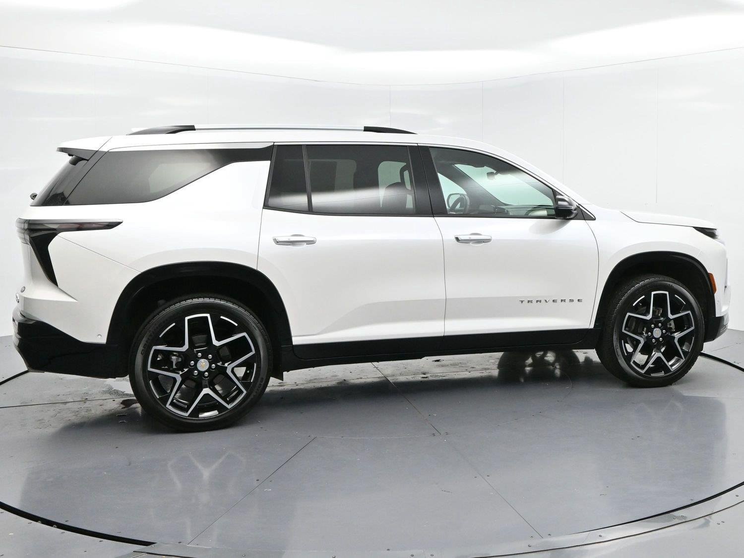 Used 2025 Chevrolet Traverse High Country FWD image 8