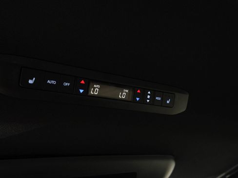 Used 2026 Toyota Sienna Platinum AWD/4WD image 18