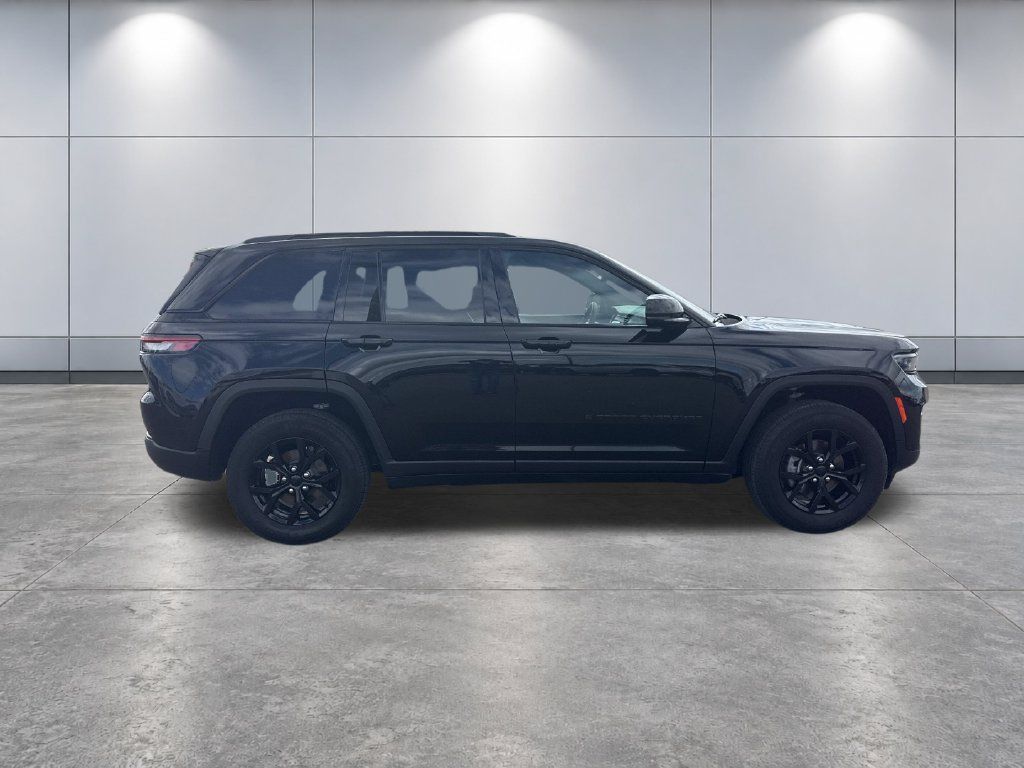 Used 2025 Jeep Grand Cherokee Altitude AWD/4WD image 6