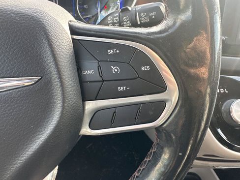 Used 2019 Chrysler Pacifica Touring-L FWD image 17