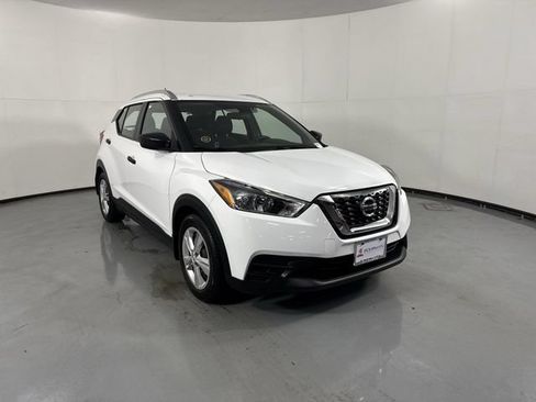 Used 2019 Nissan Kicks S FWD image 3