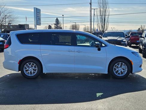 New 2026 Chrysler Voyager LX image 7