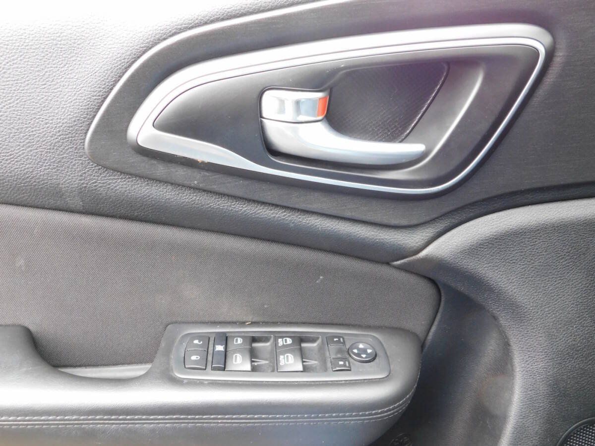 Used 2015 Chrysler 200 Limited w/ Convenience Group FWD image 16