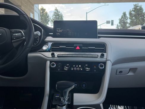 Used 2025 Genesis G70 2.5T image 21