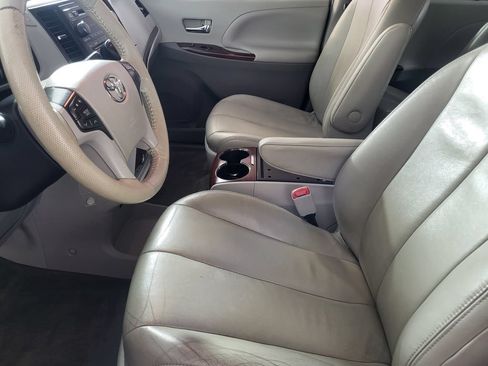 Used 2014 Toyota Sienna XLE FWD image 12