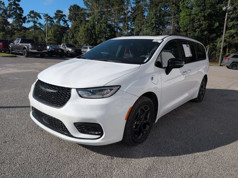 Used 2024 Chrysler Pacifica Premium FWD image 4