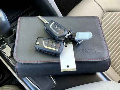 Used 2018 Toyota Camry SE image 15