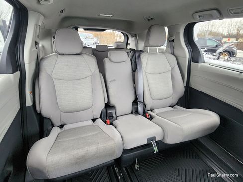 Used 2024 Toyota Sienna LE image 5