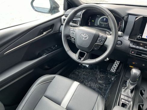 Used 2025 Toyota Camry SE image 30