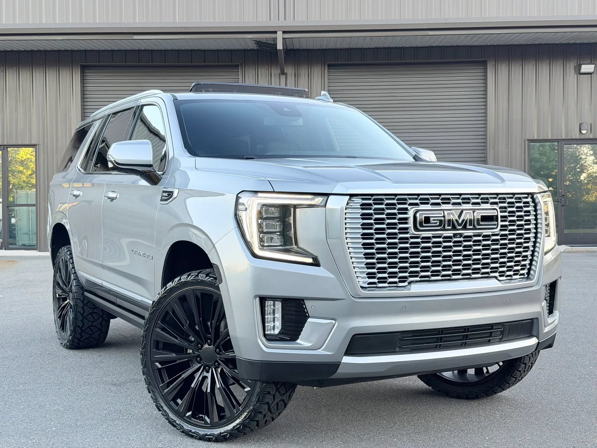 Used 2023 GMC Yukon Denali AWD/4WD image 1