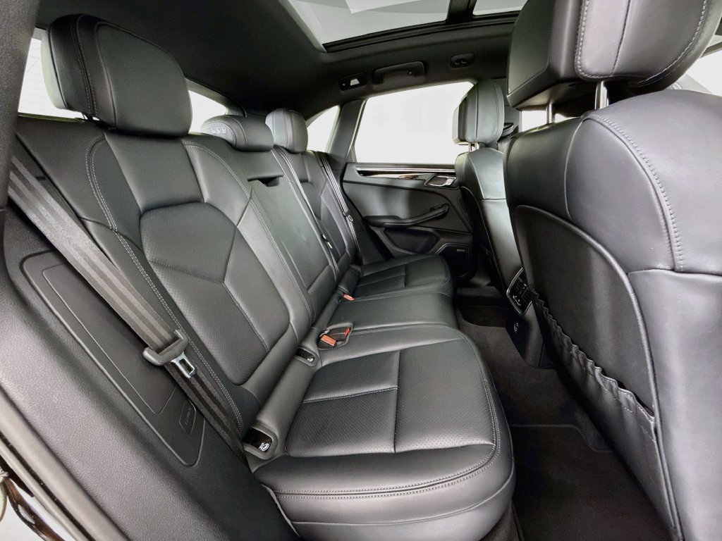 Certified 2025 Porsche Macan AWD/4WD image 29