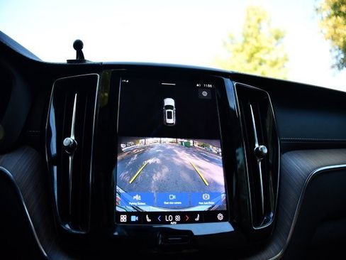 Used 2022 Volvo XC60 B5 Inscription w/ Protection Package Premier image 14