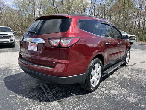 Used 2017 Chevrolet Traverse LT w/ Style and Technology Package FWD image 3