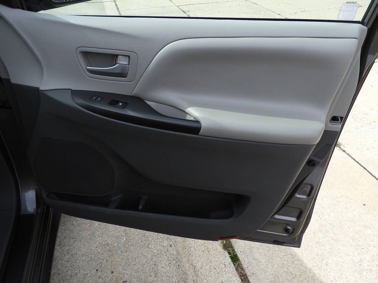 Used 2017 Toyota Sienna LE FWD image 38