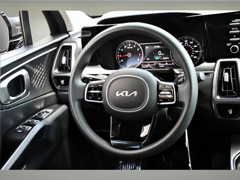 Used 2023 Kia Sorento LX AWD/4WD image 16