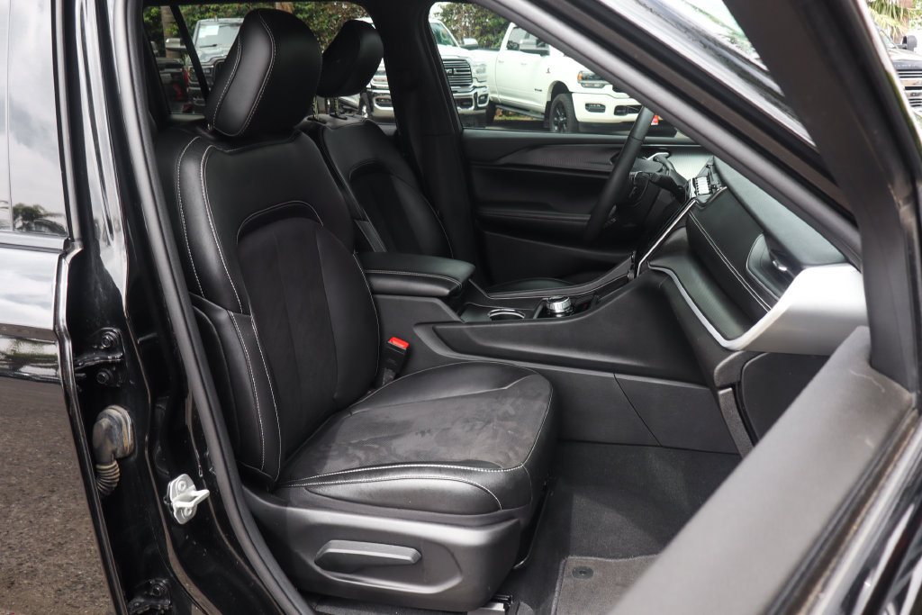 Used 2024 Jeep Grand Cherokee L Altitude AWD/4WD image 46