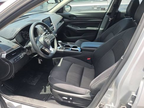 Used 2024 Nissan Altima 2.5 SV FWD image 6