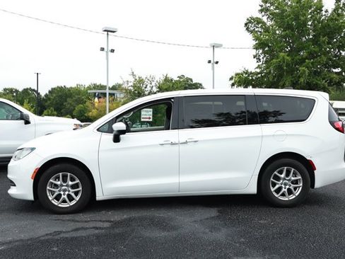 Used 2022 Chrysler Voyager LX FWD image 9