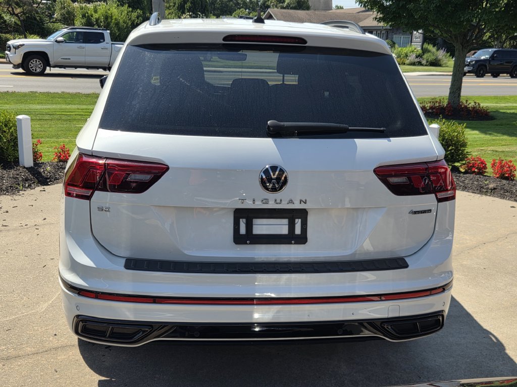 Used 2024 Volkswagen Tiguan SE R-Line AWD/4WD image 7