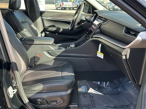 New 2025 Jeep Grand Cherokee Limited w/ Black Appearance Package image 31