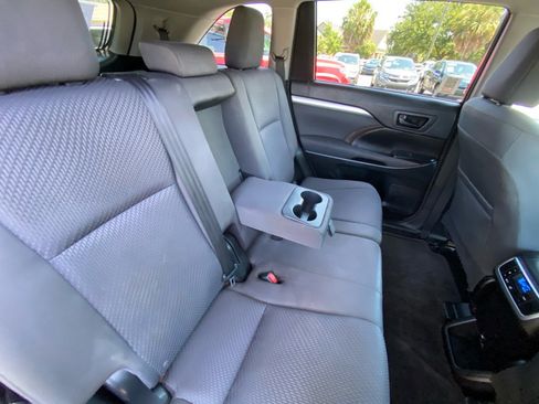 Used 2016 Toyota Highlander LE image 40