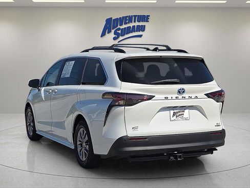 Used 2023 Toyota Sienna XLE FWD image 5