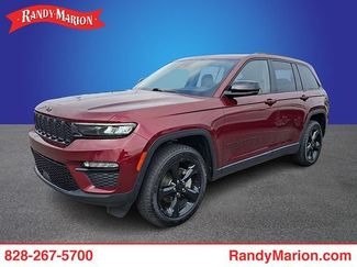 Used 2023 Jeep Grand Cherokee Limited w/ Black Appearance Package AWD/4WD video 1