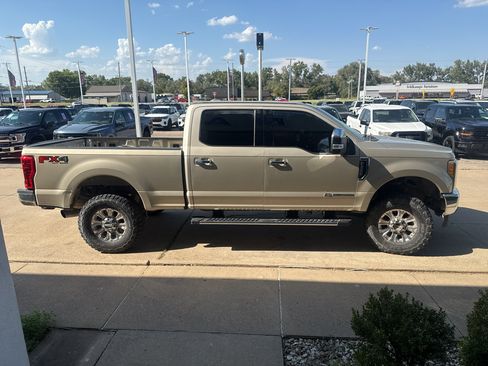 Used 2017 Ford F250 XLT w/ XLT Premium Package AWD/4WD image 9