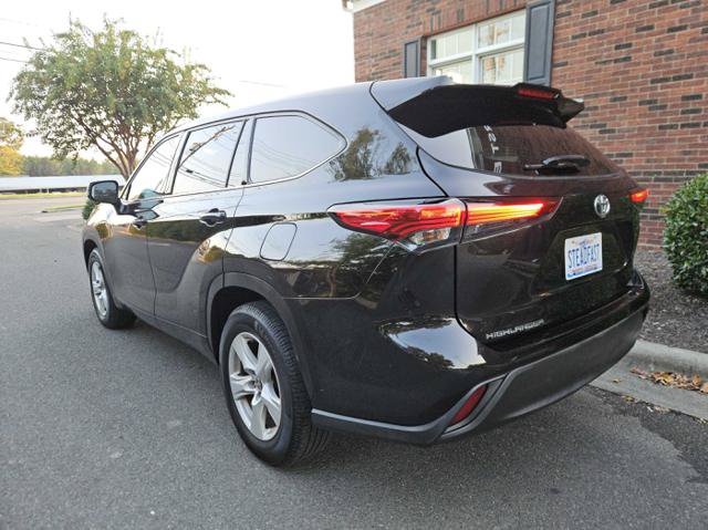 Used 2021 Toyota Highlander L FWD image 3