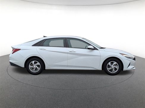 Used 2021 Hyundai Elantra SE image 4