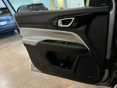 Used 2025 Jeep Compass Limited image 18