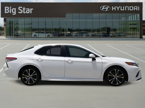 Used 2020 Toyota Camry SE FWD image 5