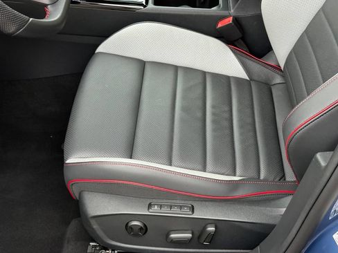 Certified 2025 Volkswagen GTI SE FWD image 22