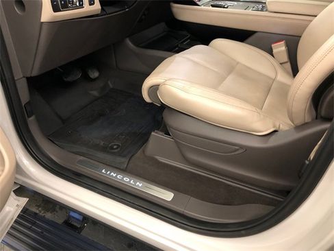 Used 2024 Lincoln Navigator Reserve image 17