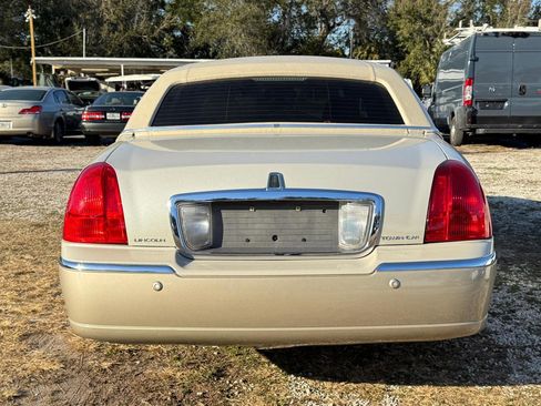 Used 2005 Lincoln Town Car Signature Limited image 3