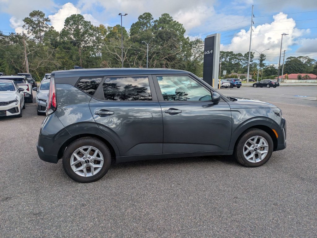 Used 2024 Kia Soul LX w/ Option Group 015 FWD image 4