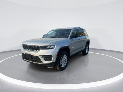 Used 2025 Jeep Grand Cherokee Laredo X image 5