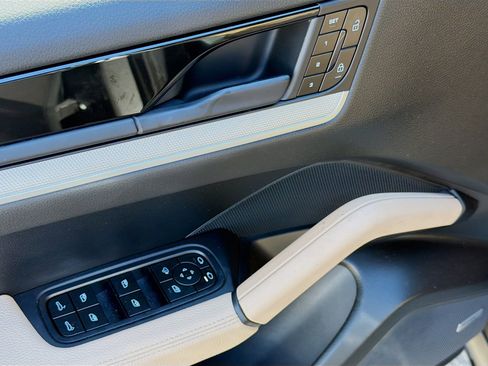 Used 2025 Porsche Cayenne Coupe image 23