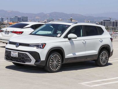 New 2025 Volkswagen Taos SE w/ Panoramic Sunroof Package