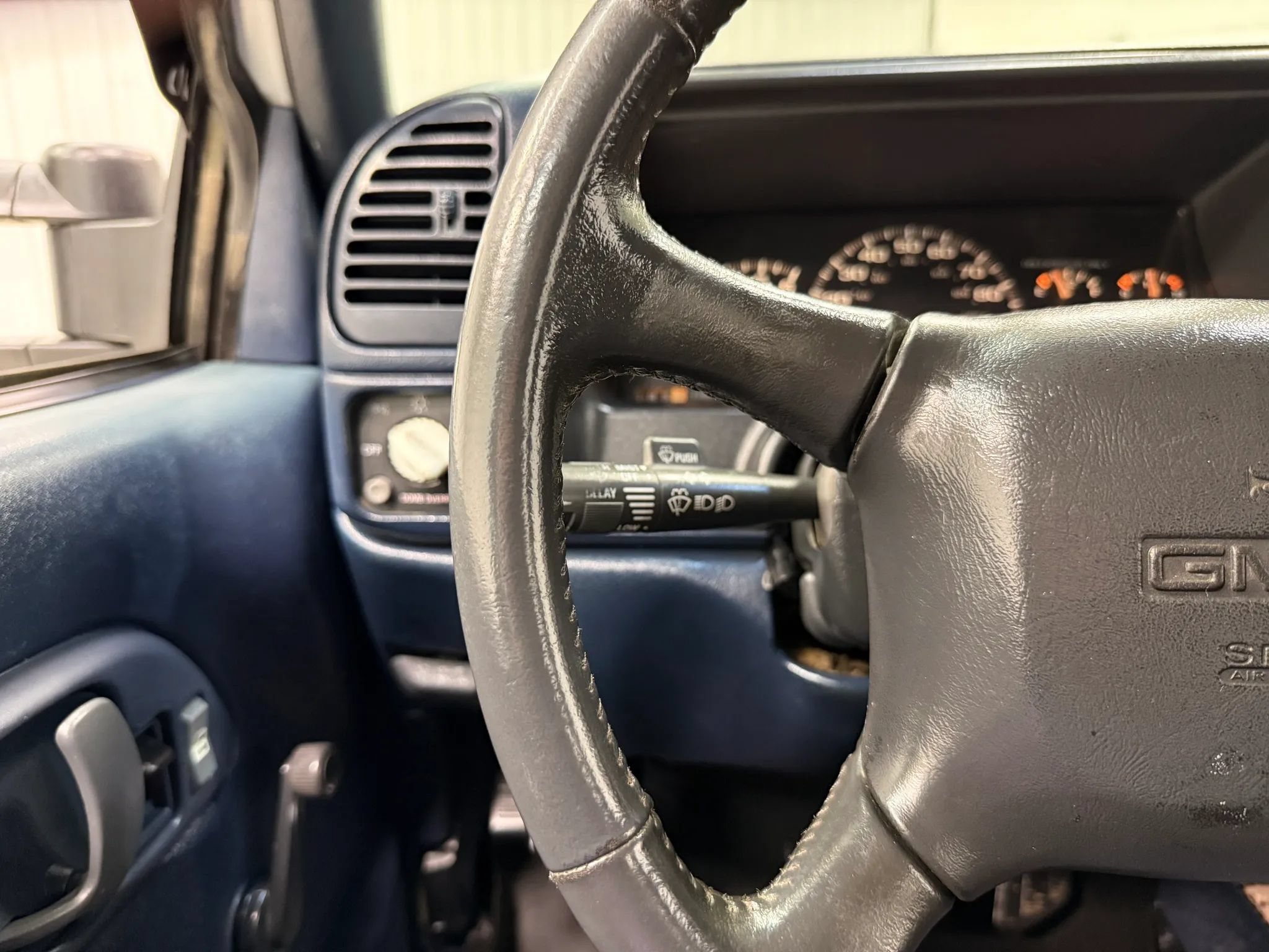 Used 1999 GMC Suburban 2500 AWD/4WD image 25
