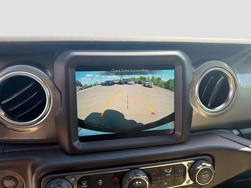 Used 2022 Jeep Wrangler Unlimited Sahara w/ Cold Weather Group AWD/4WD image 41