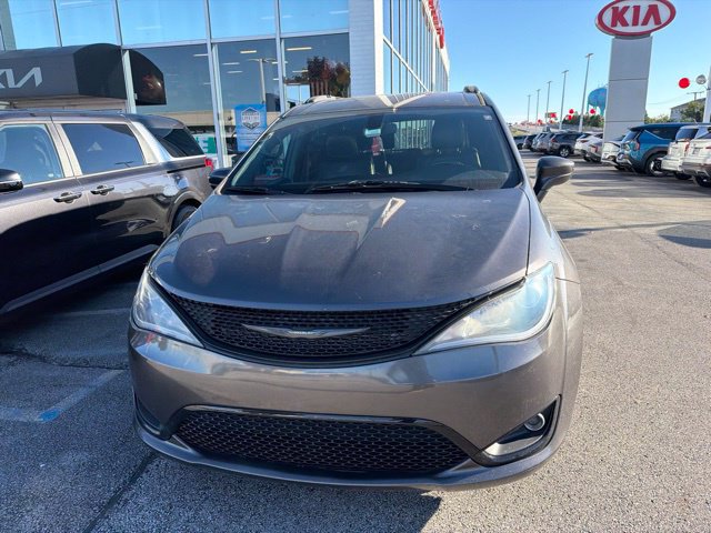 Used 2019 Chrysler Pacifica Touring-L w/ S Appearance Package FWD image 3