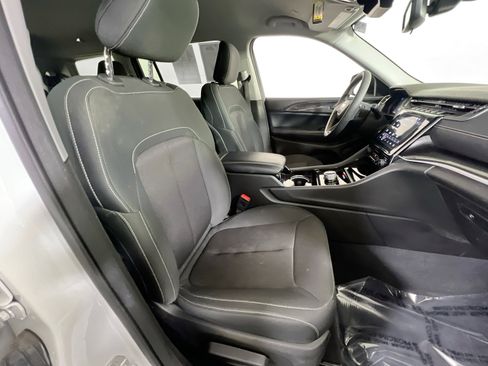 Used 2023 Jeep Grand Cherokee L Laredo image 27