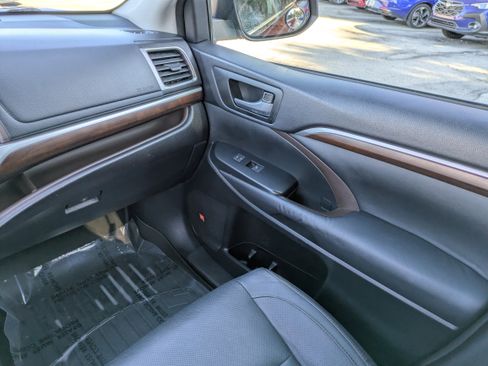 Used 2015 Toyota Highlander Limited image 19