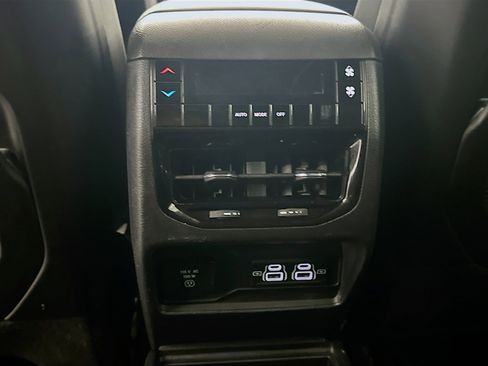 Used 2023 Jeep Grand Cherokee L Laredo image 28