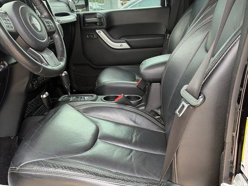 Used 2016 Jeep Wrangler Unlimited Sahara w/ Connectivity Group AWD/4WD image 16