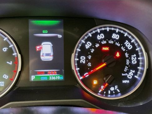 Used 2021 Toyota RAV4 LE image 12